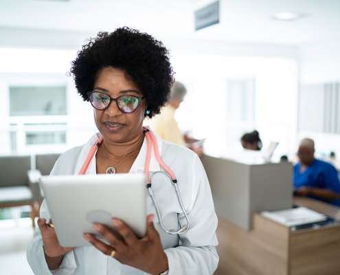 Nurse reading tablet - Interoperability